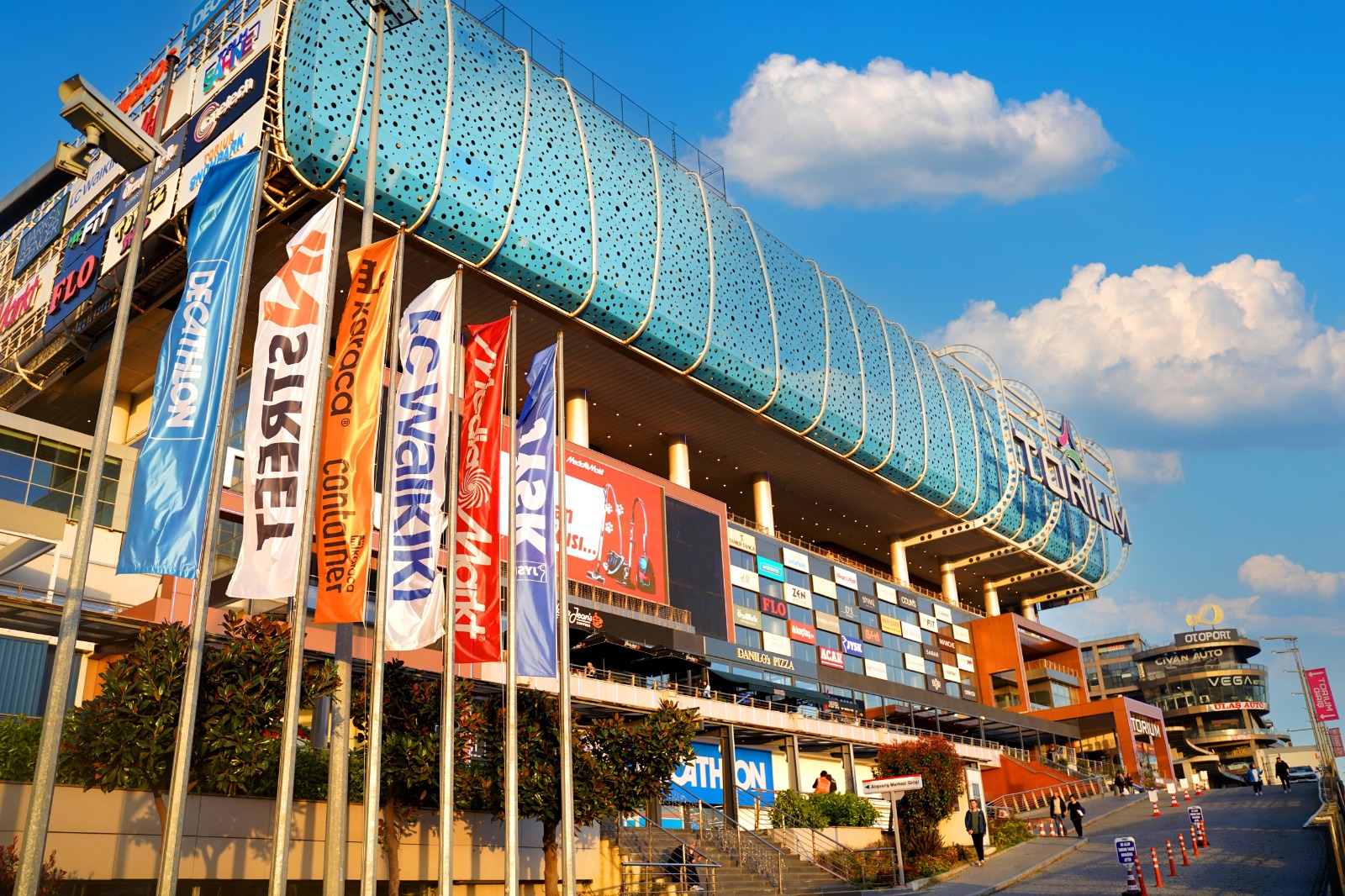 THE RENOVATED TORIUM IS INCREASING ITS NUMBER OF VISITORS AND REVENUES.